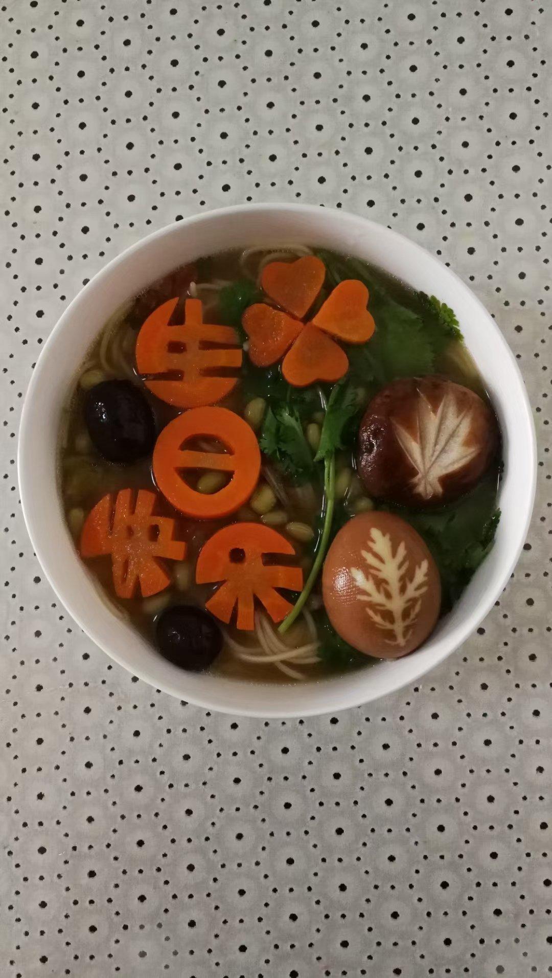 love103做的胡萝卜刻生日快乐,生日来一碗简单版的"长寿面"吧