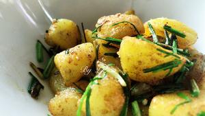 野葱香煎小土豆的做法 步骤12