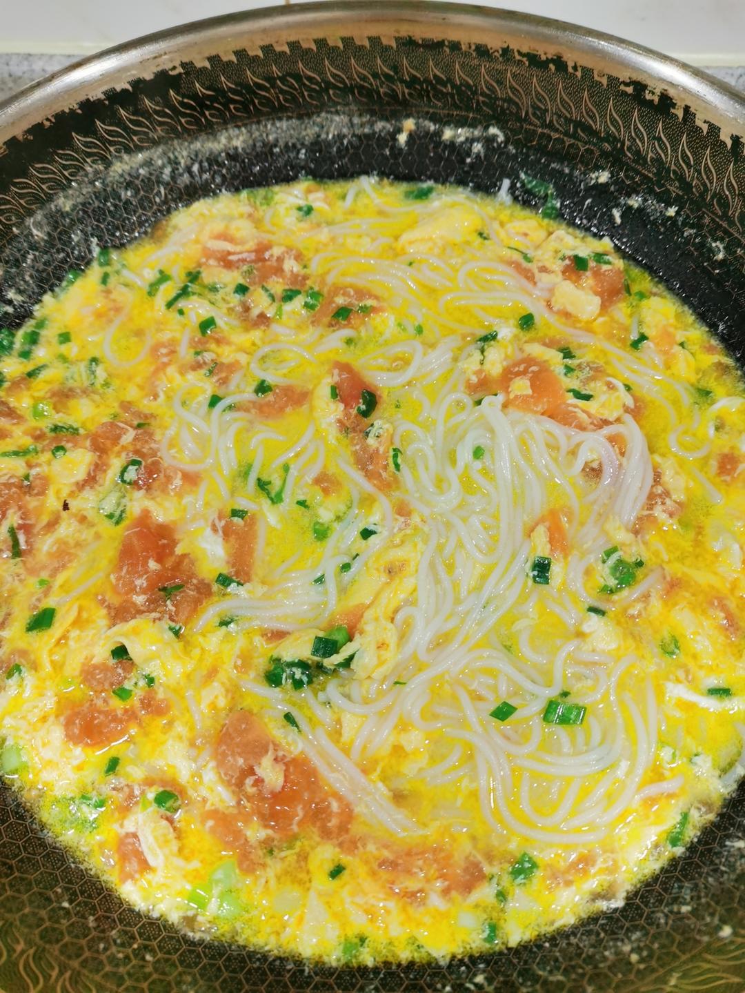 番茄鸡蛋汤米粉，教你煮出红色的汤，早餐来一碗元气满满