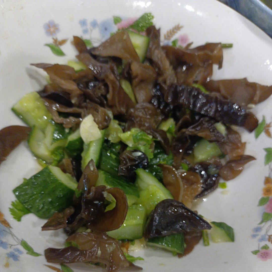 拍黄瓜拌木耳