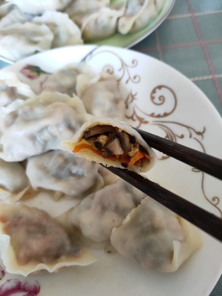 香菇胡萝卜鸡蛋木耳素饺子的做法 步骤9