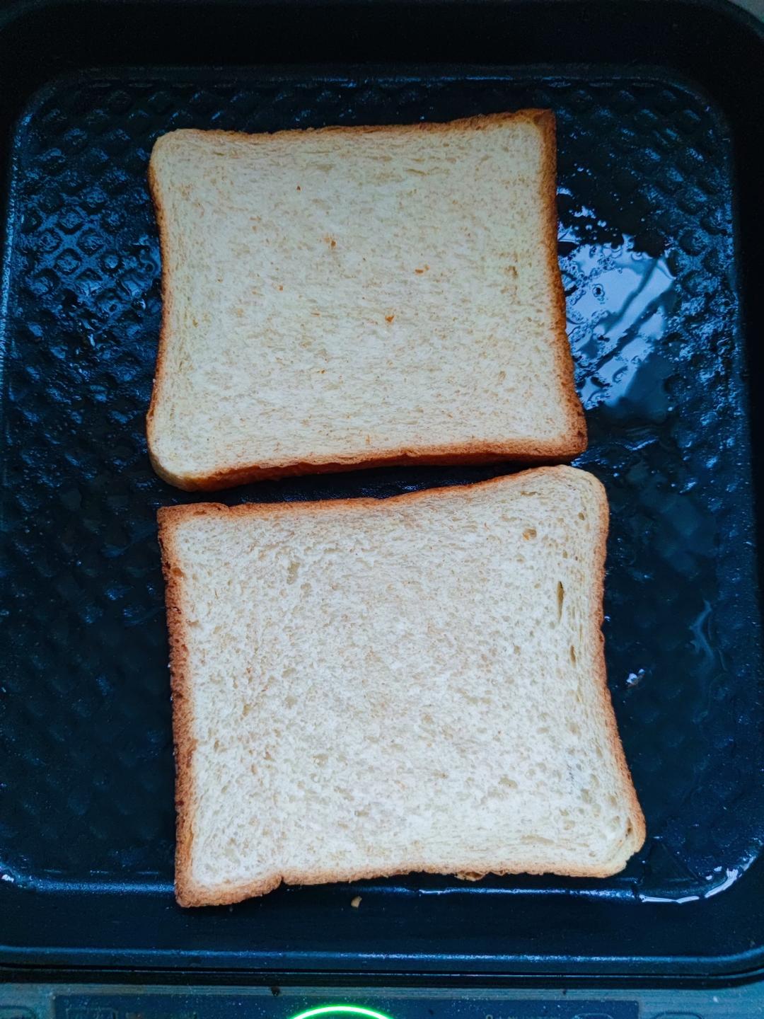 家庭超简易版三明治，孩子早餐5分钟搞定。的做法 步骤2