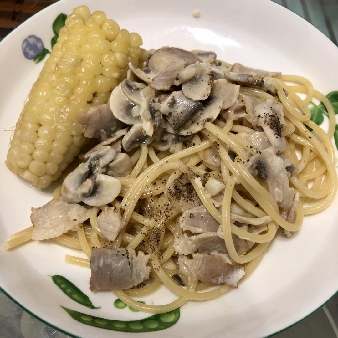 白蘑菇奶油培根意面