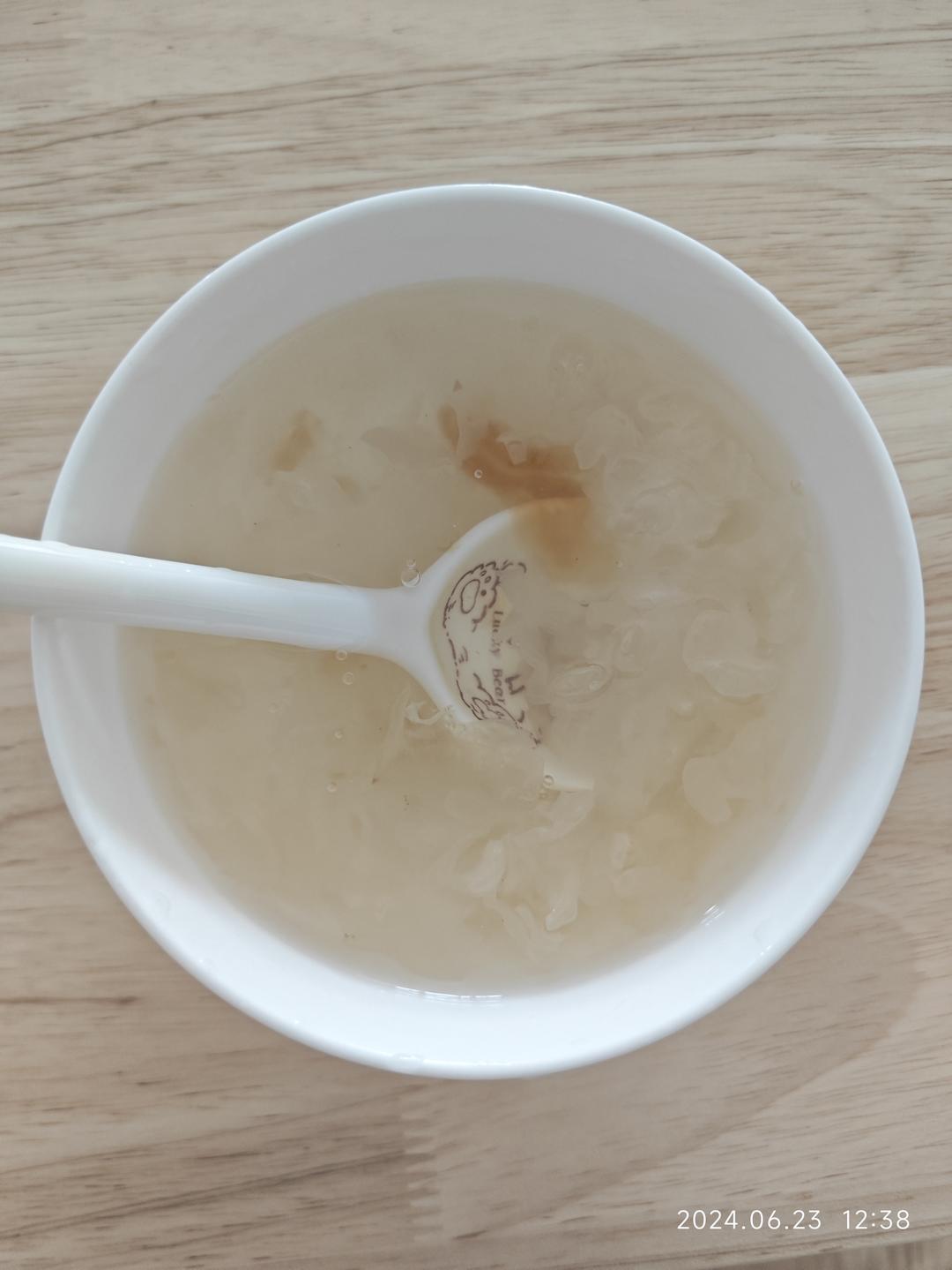桃胶银耳水果羹