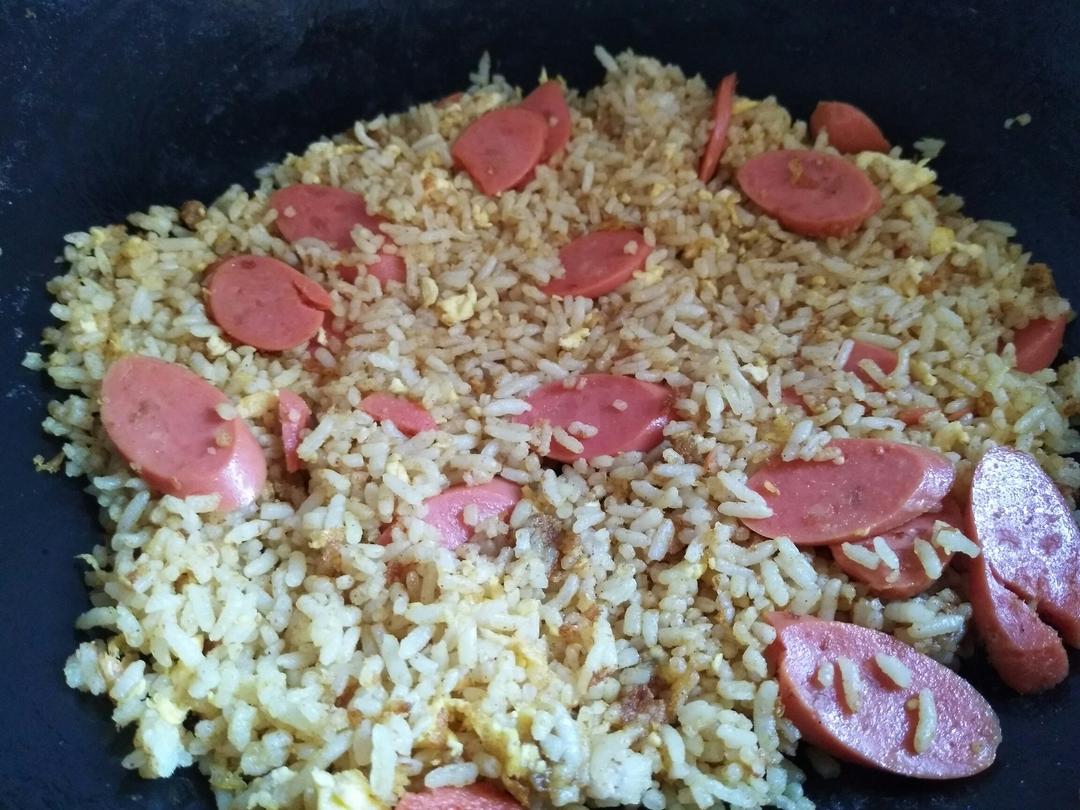 咖喱香肠蛋炒饭