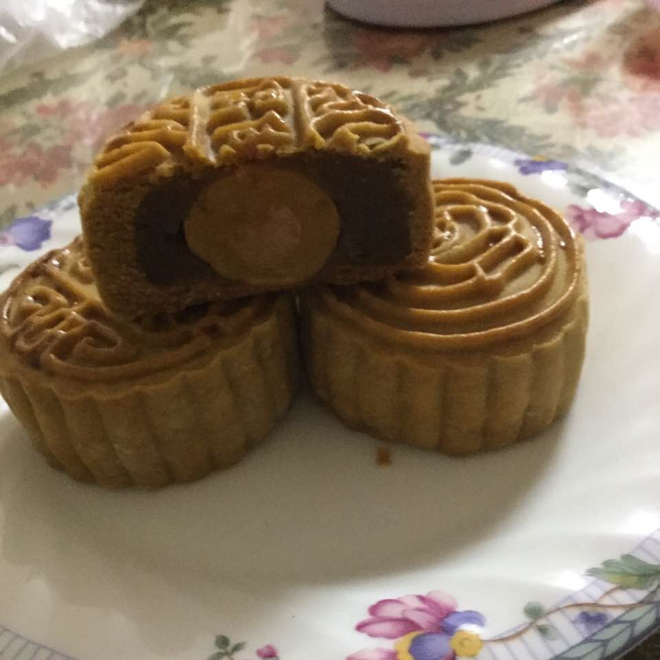 广式月饼－－蛋黄豆沙月饼