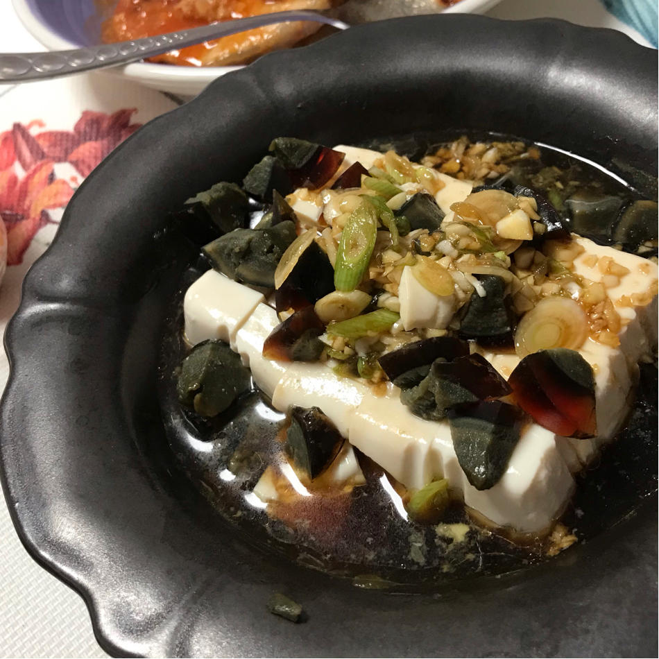 超简单的皮蛋拌豆腐