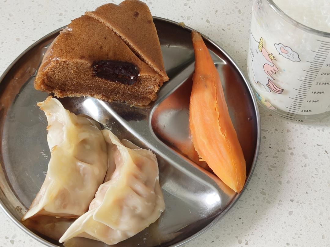 两个人一起炫饭啦！