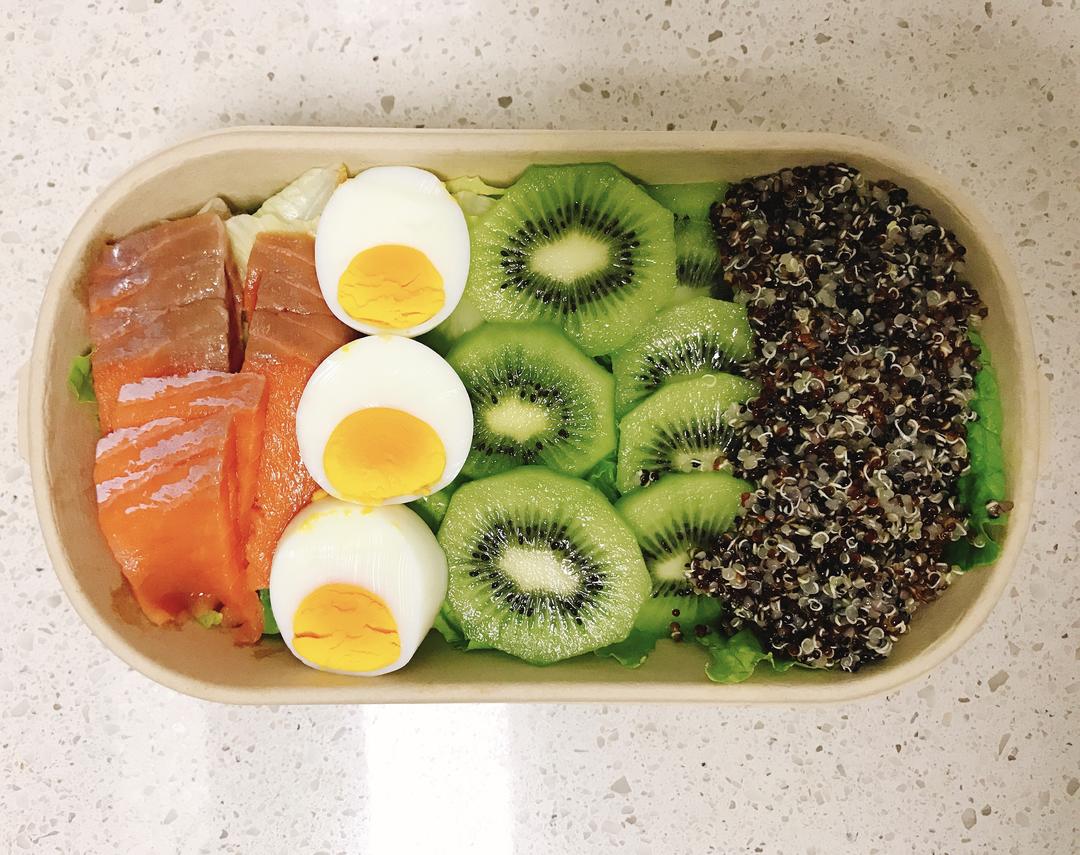 烟熏三文鱼藜麦沙拉的做法