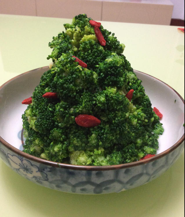 圣诞树沙拉的详细制作方法（西兰花土豆泥圣诞花环）