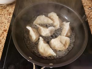 怎样煎饺子既不粘锅又不硬皮的做法 步骤5