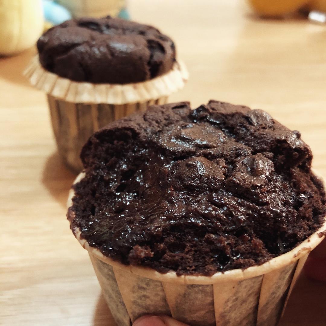 超润巧克力纸杯蛋糕（非常适合裱花、盖糖皮的cupcake方子）