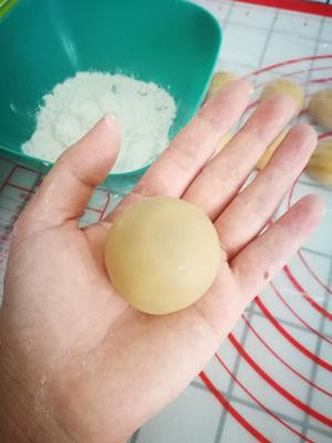 广式月饼☘️=蛋黄豆沙馅的做法 步骤12