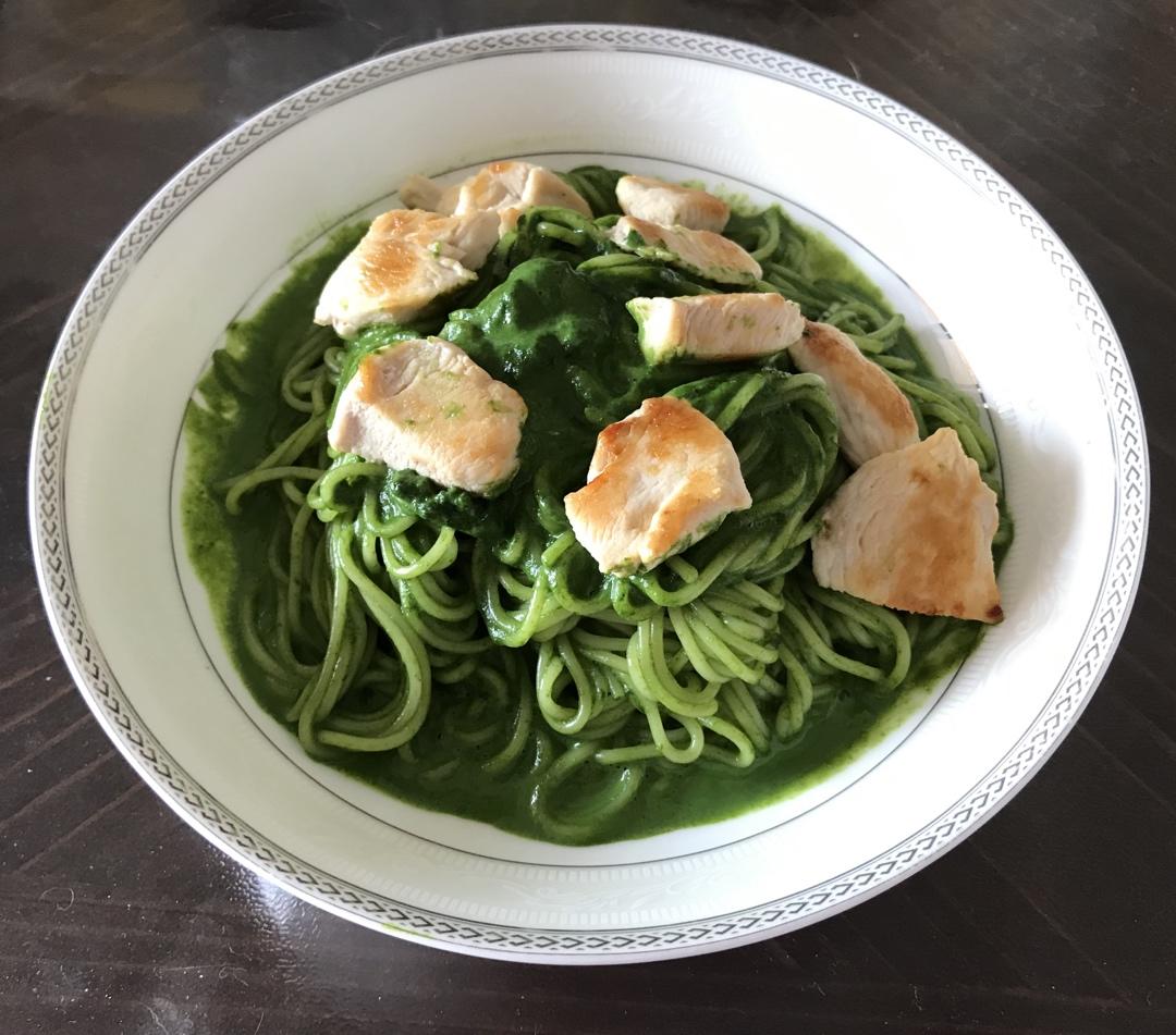 啥也不说了！太好吃啦！闷头三口两口就吃完——菠菜绿芥末奶酪青酱辣鸡肉意大利面