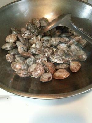 豆豉葱姜花蛤的做法 步骤1