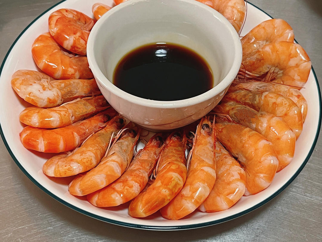 花式摆盘的鲜甜白灼虾