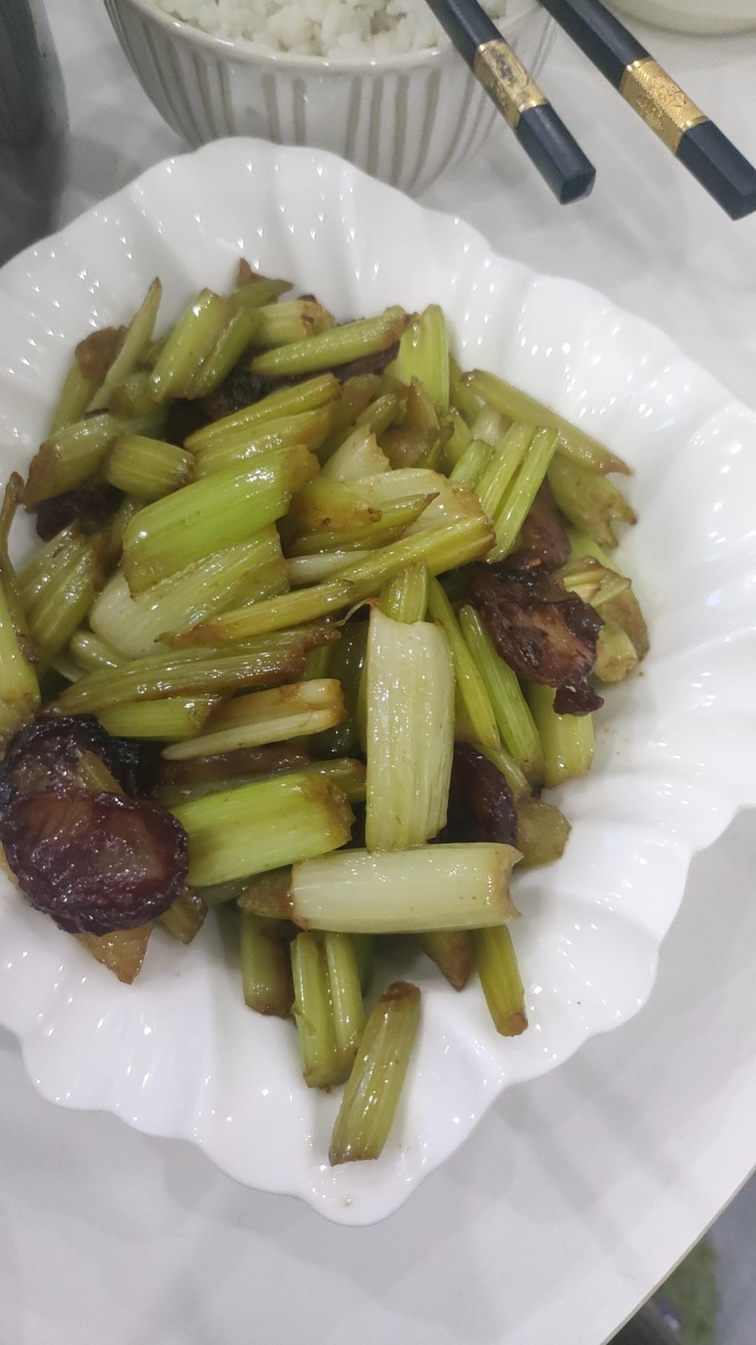 【芹菜炒腊肠】5分钟出锅比饭店还香，厨房新手家常菜谱！