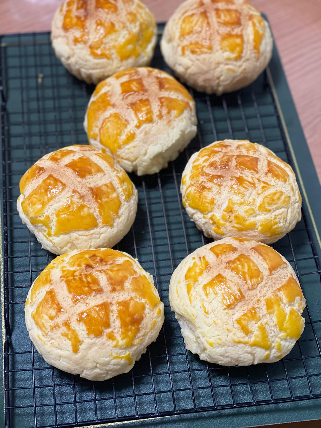 好吃到炸裂的港式菠萝包（附带制作酥皮的小视频）