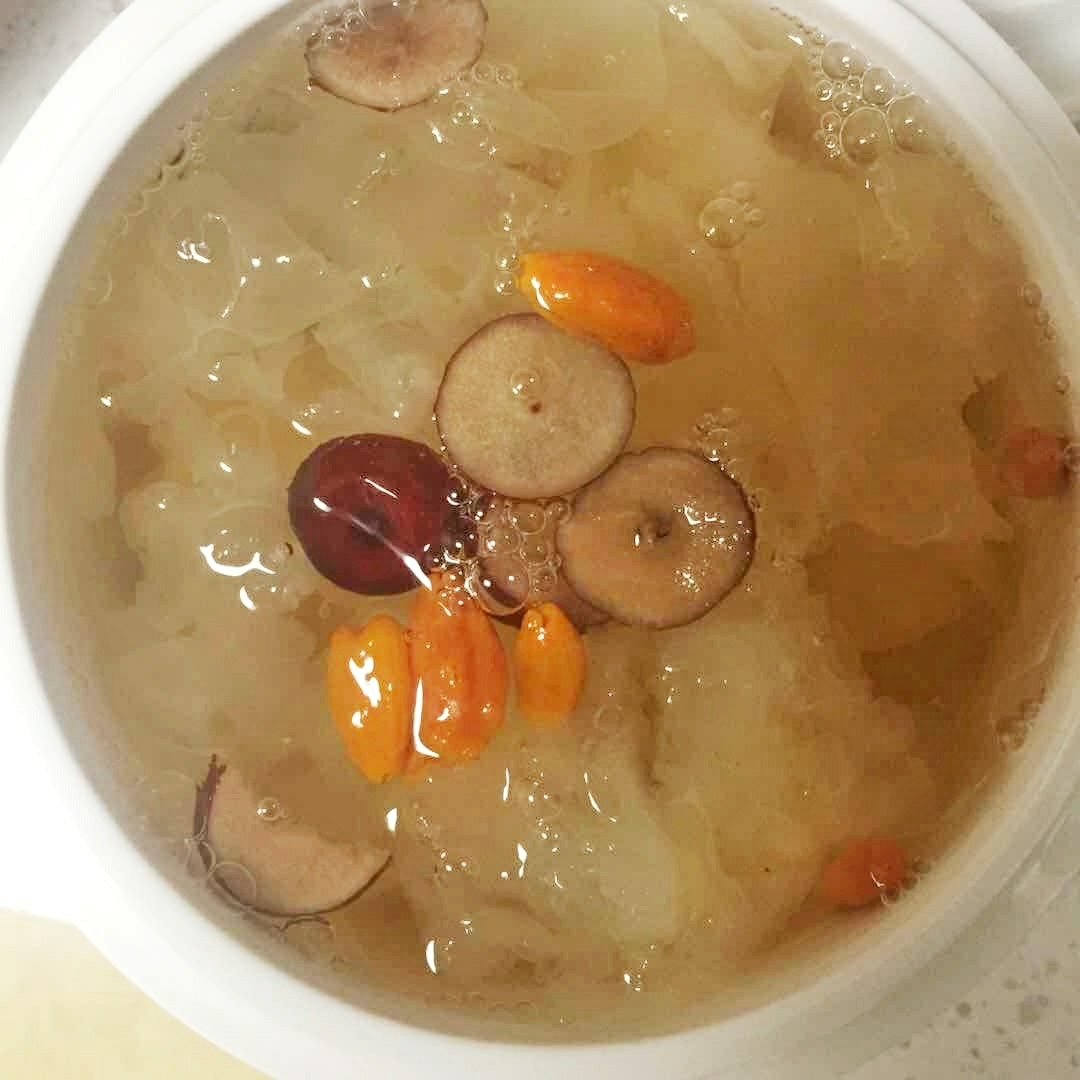 银耳枸杞红枣 电饭锅的做法