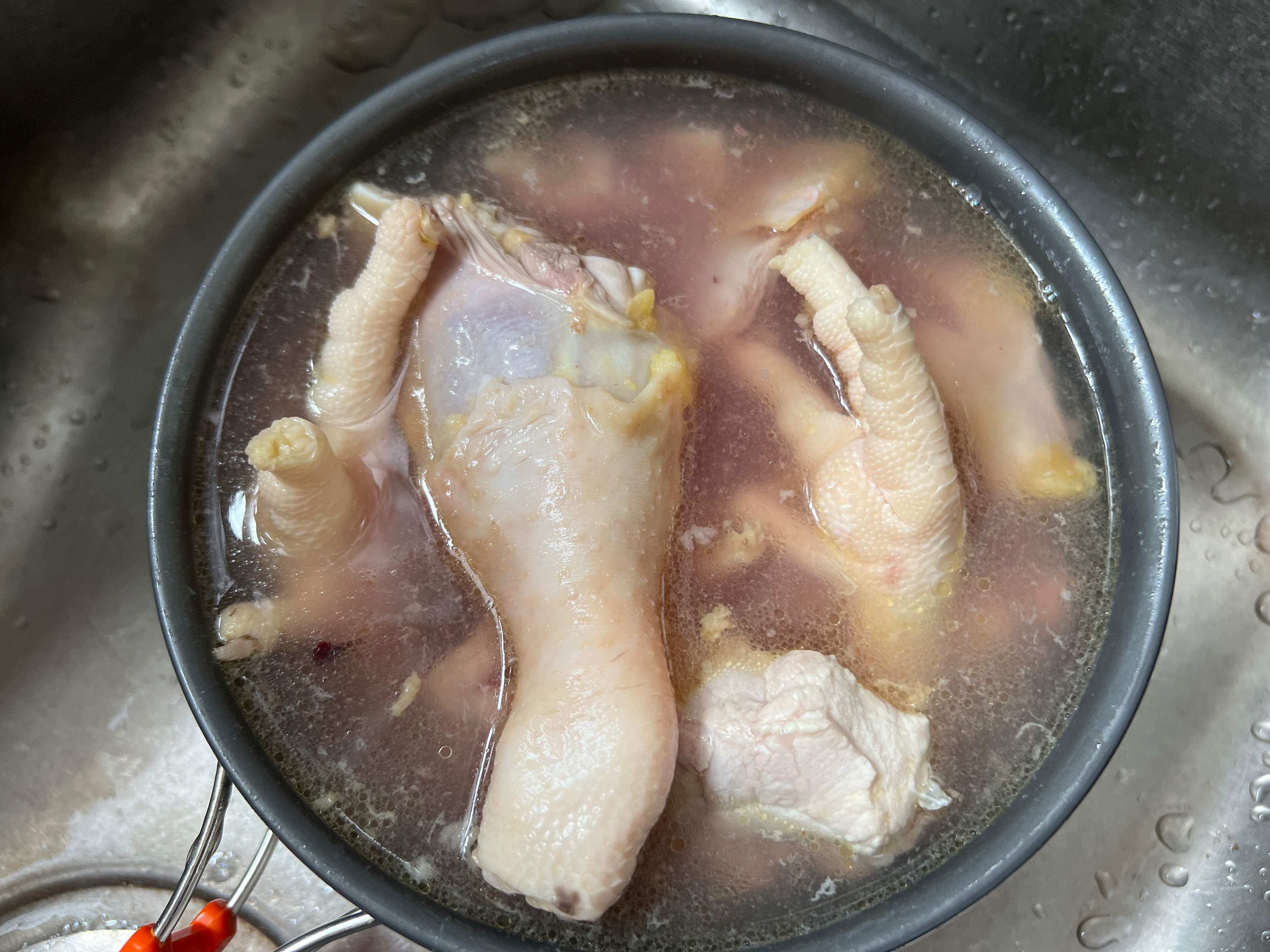 菌菇汽锅鸡汤的做法 步骤2