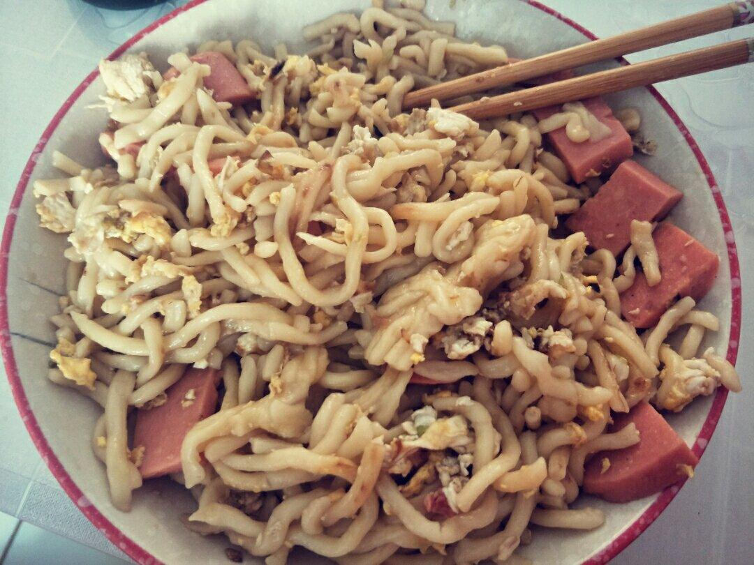 火腿鸡蛋炒面