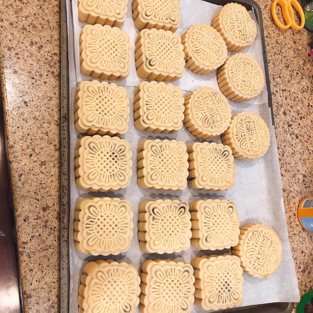 广式莲蓉月饼（75克、50克、各种规格都有）