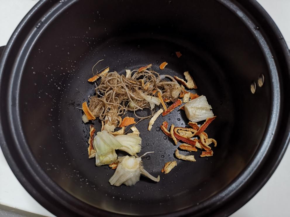 下巴长痘：芹菜根陈皮汤