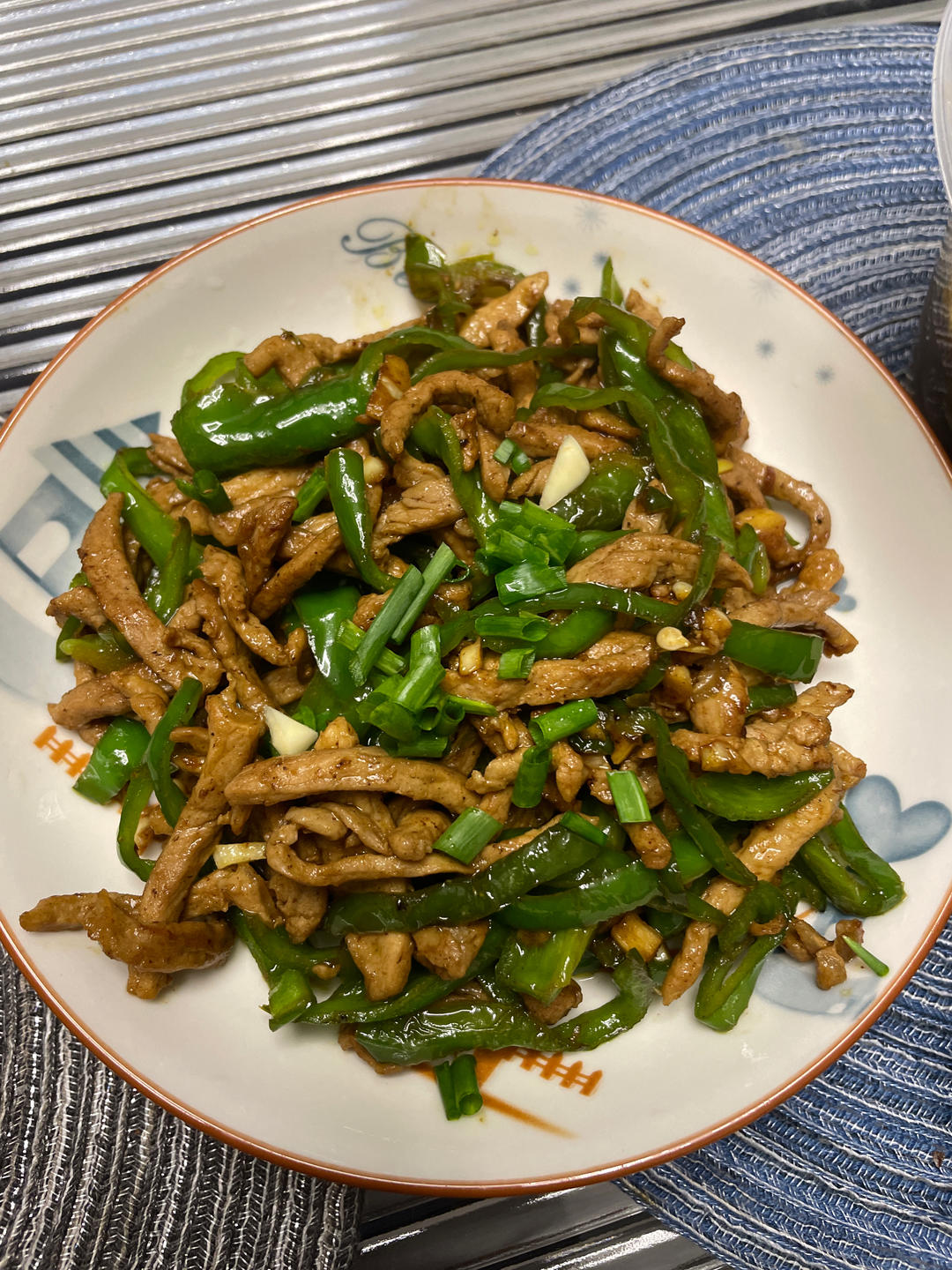 青椒肉丝，这样炒太好吃了。