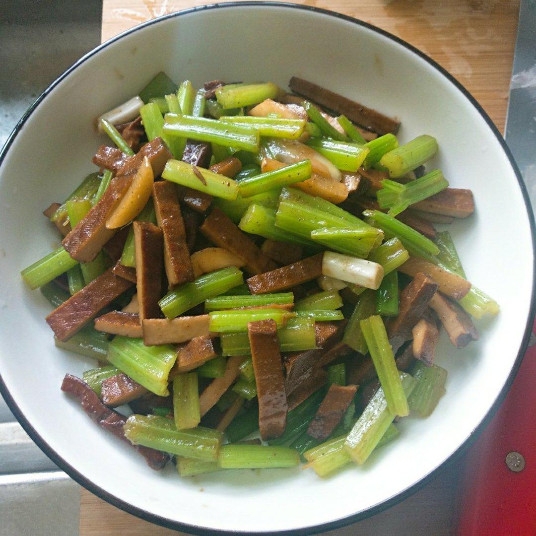 芹菜炒香干