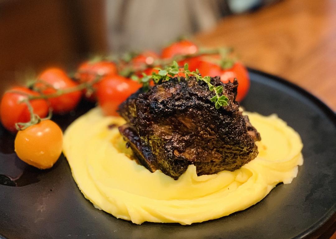 慢烤牛肋骨配土豆泥和烤番茄