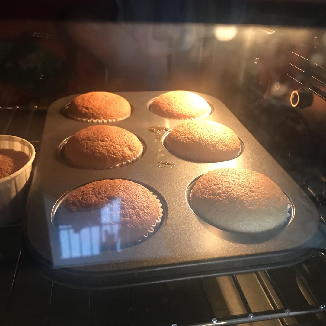 经典分蛋蜂蜜海绵蛋糕，只需四种材料！