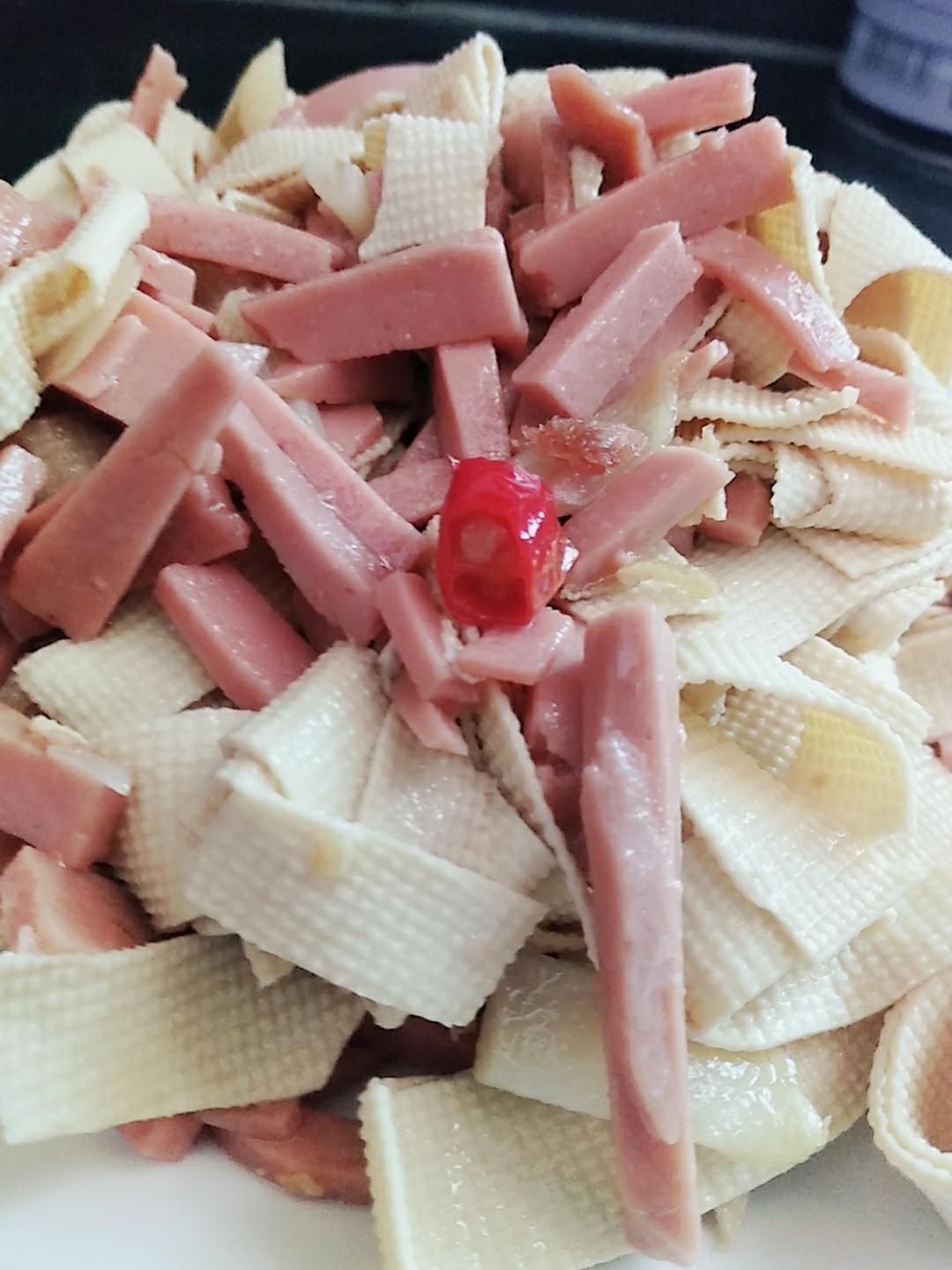 千张炒火腿的做法