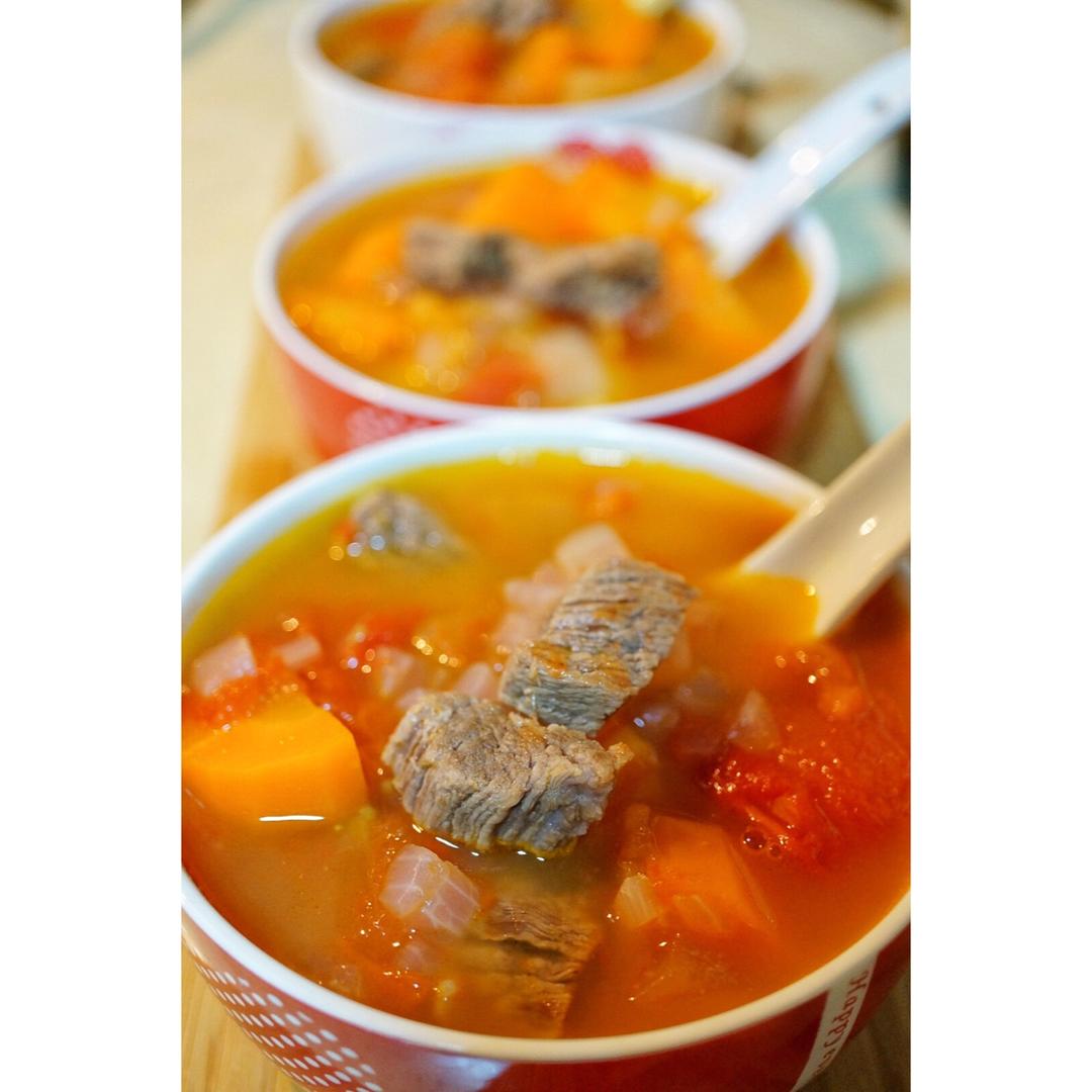 番茄牛肉汤，红彤彤酸酸甜甜鲜美的暖胃汤