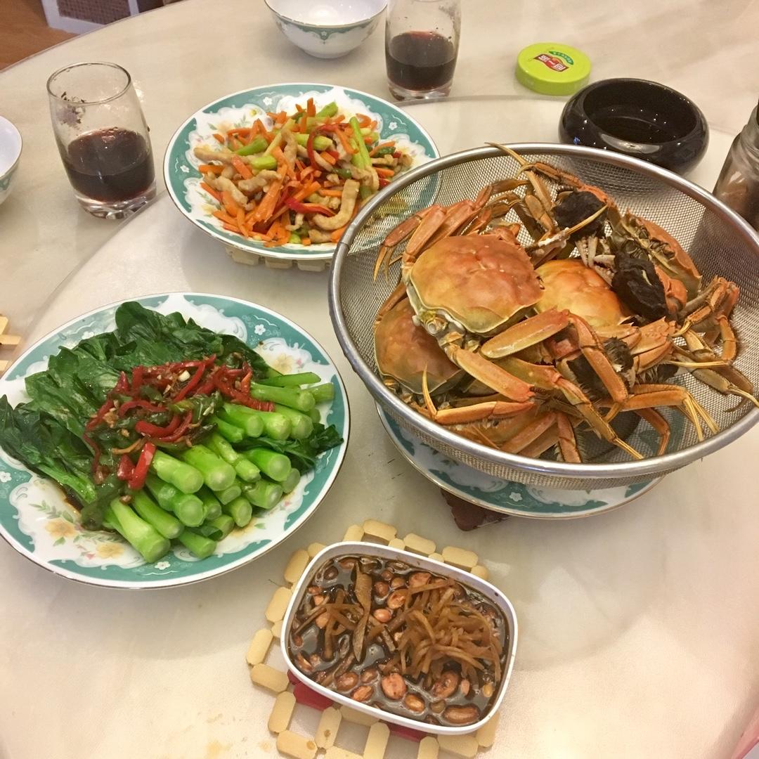 和爸爸妈妈一起吃饭