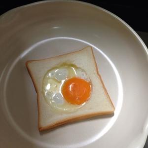 鸡蛋三明治的明媚早晨的做法 步骤1