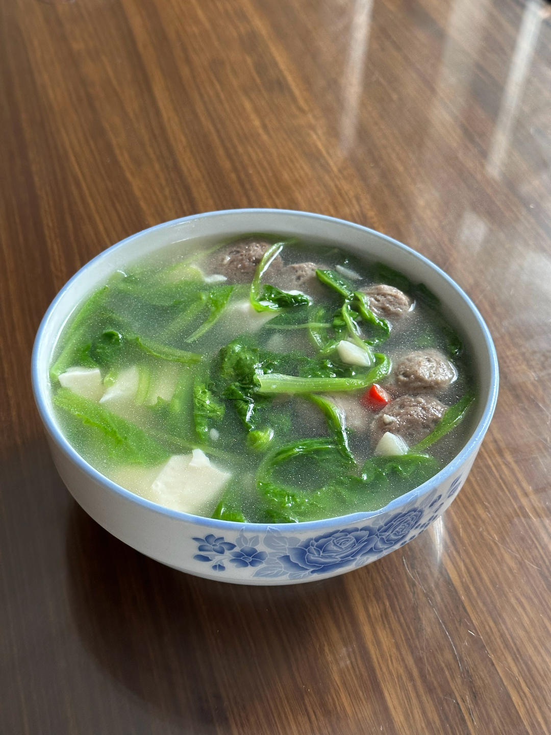 简单快手的潮汕家常汤-牛肉丸生菜汤