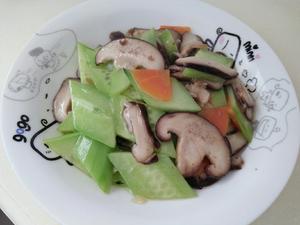 黄瓜炒香菇的做法 步骤2