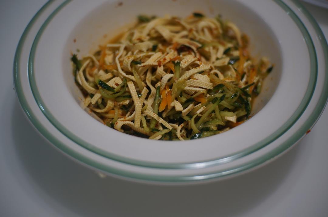 超快手的凉拌千张黄瓜胡萝卜丝