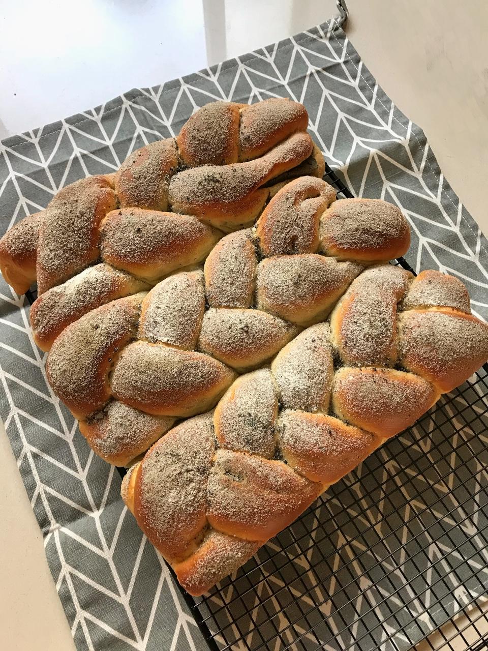 黑芝麻奶酥排包