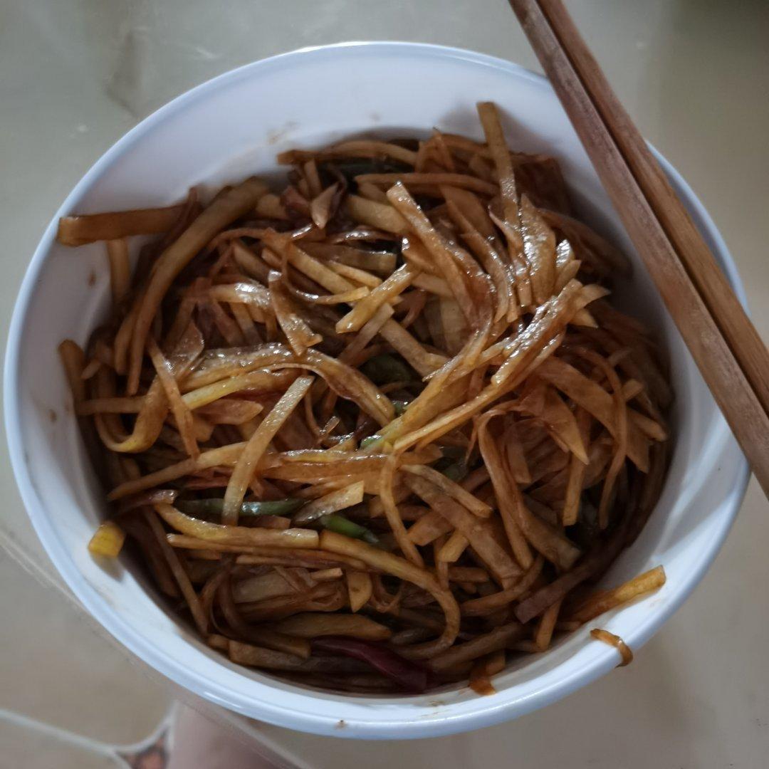 好吃到爆的青椒土豆丝，一碟子被我包揽了
