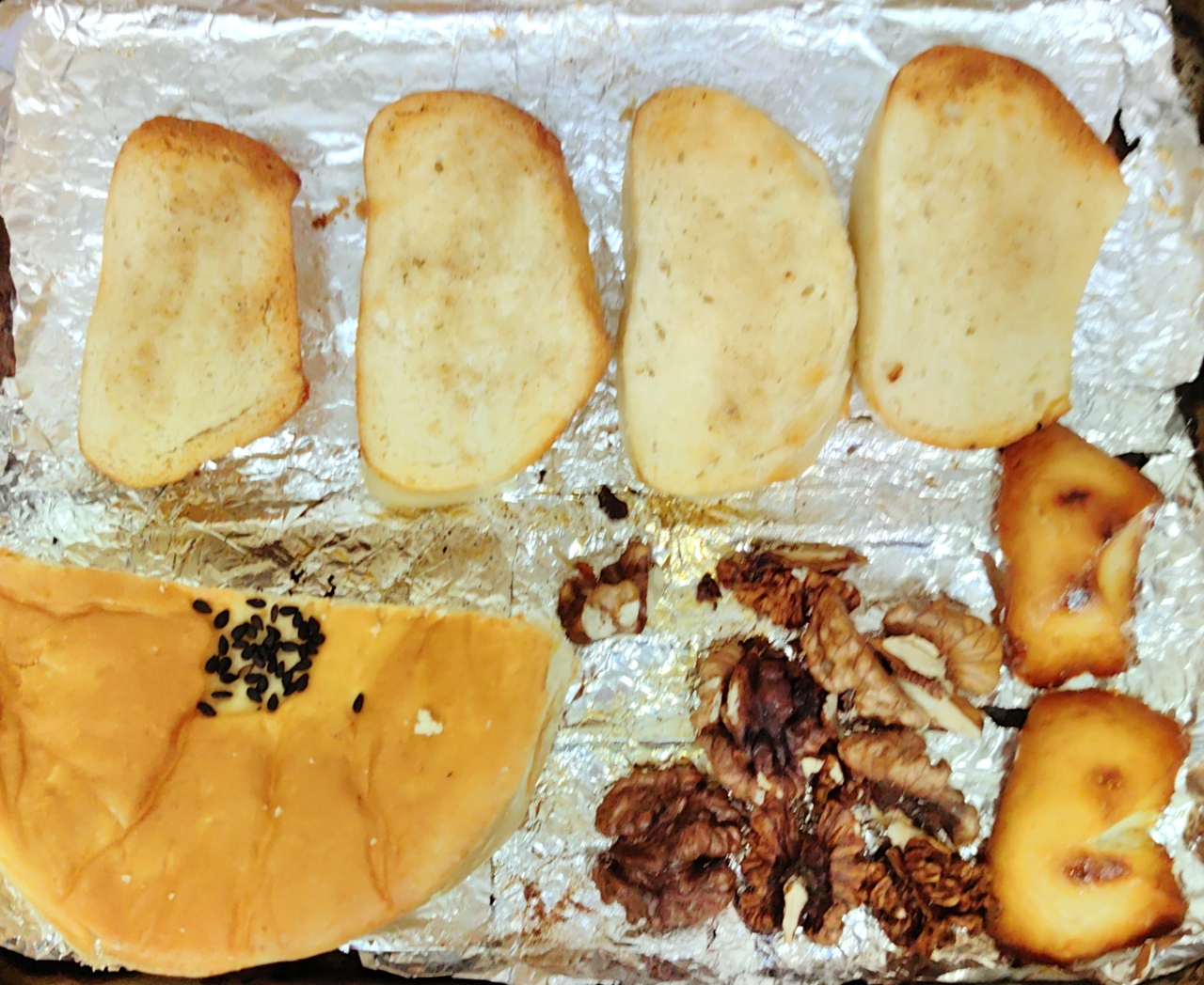 今日懒人早餐：烤馒头片+紫米面包+核桃，火腿生菜鸡蛋汤，苹果的做法 步骤7