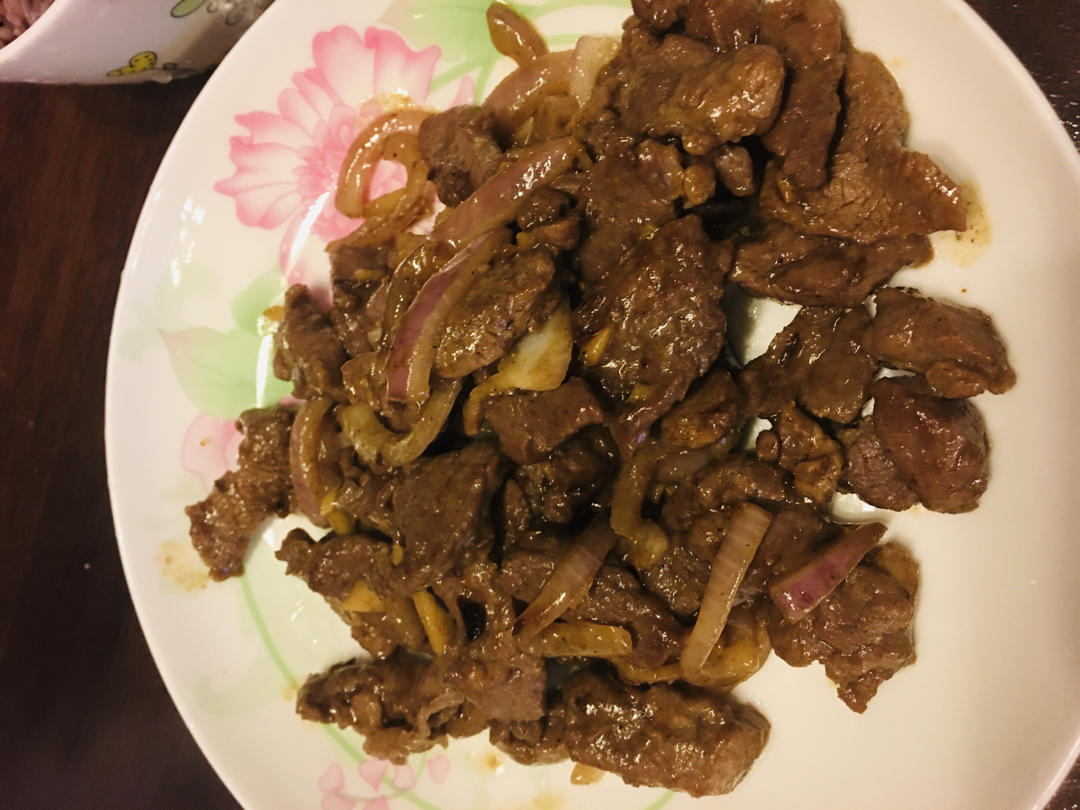 洋葱炒羊腿肉-用这个方法炒羊肉，无膻味还不柴，做出来的羊肉又鲜又嫩