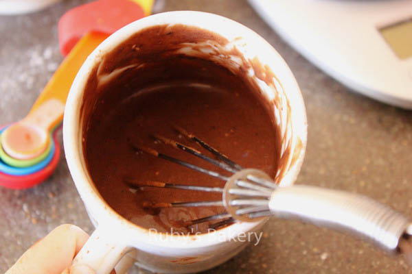 三分钟的巧克力马克杯蛋糕（微波炉版）的做法 步骤3