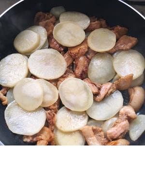 五花肉烧土豆片，孜然味，香的做法 步骤6