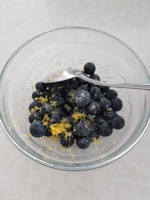 blueberry ricotta cheese pancakes (里科塔奶酪厚松饼)的做法 步骤2