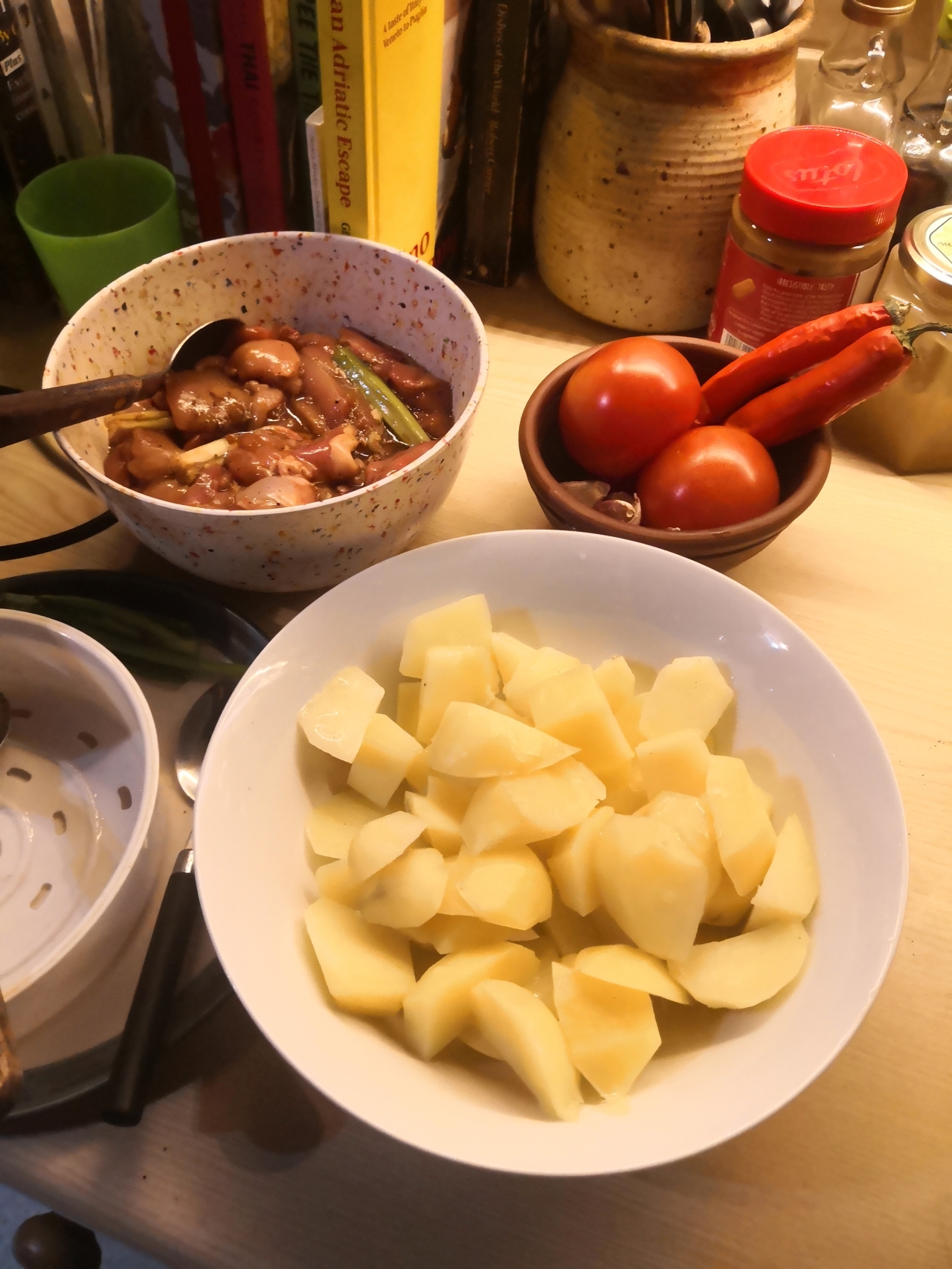 火烧云招牌菜【土豆油焖鸡】！咕噜一锅煮，香到没边！