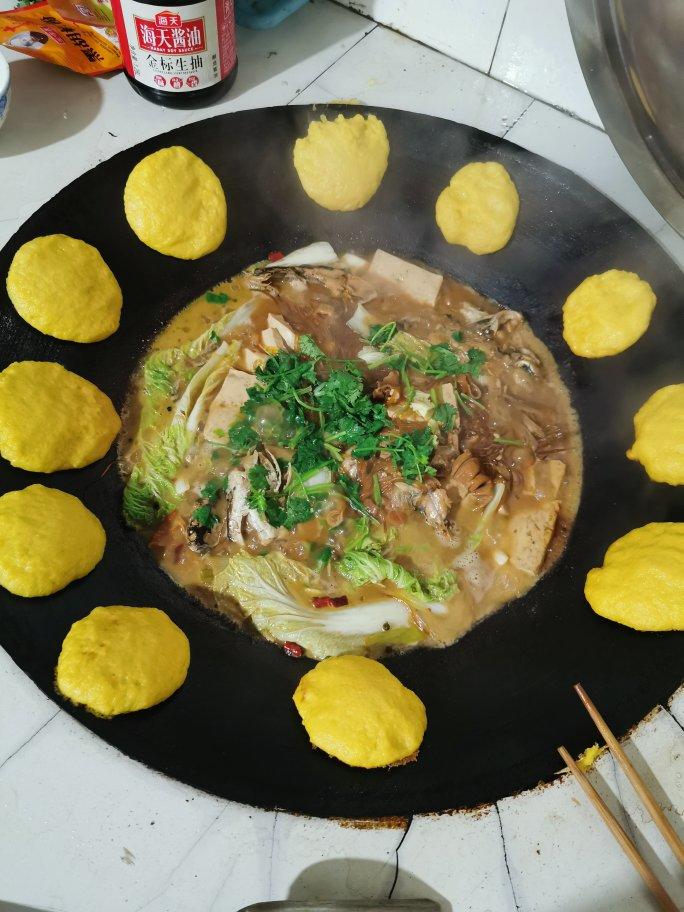 铁锅炖鱼配饼子