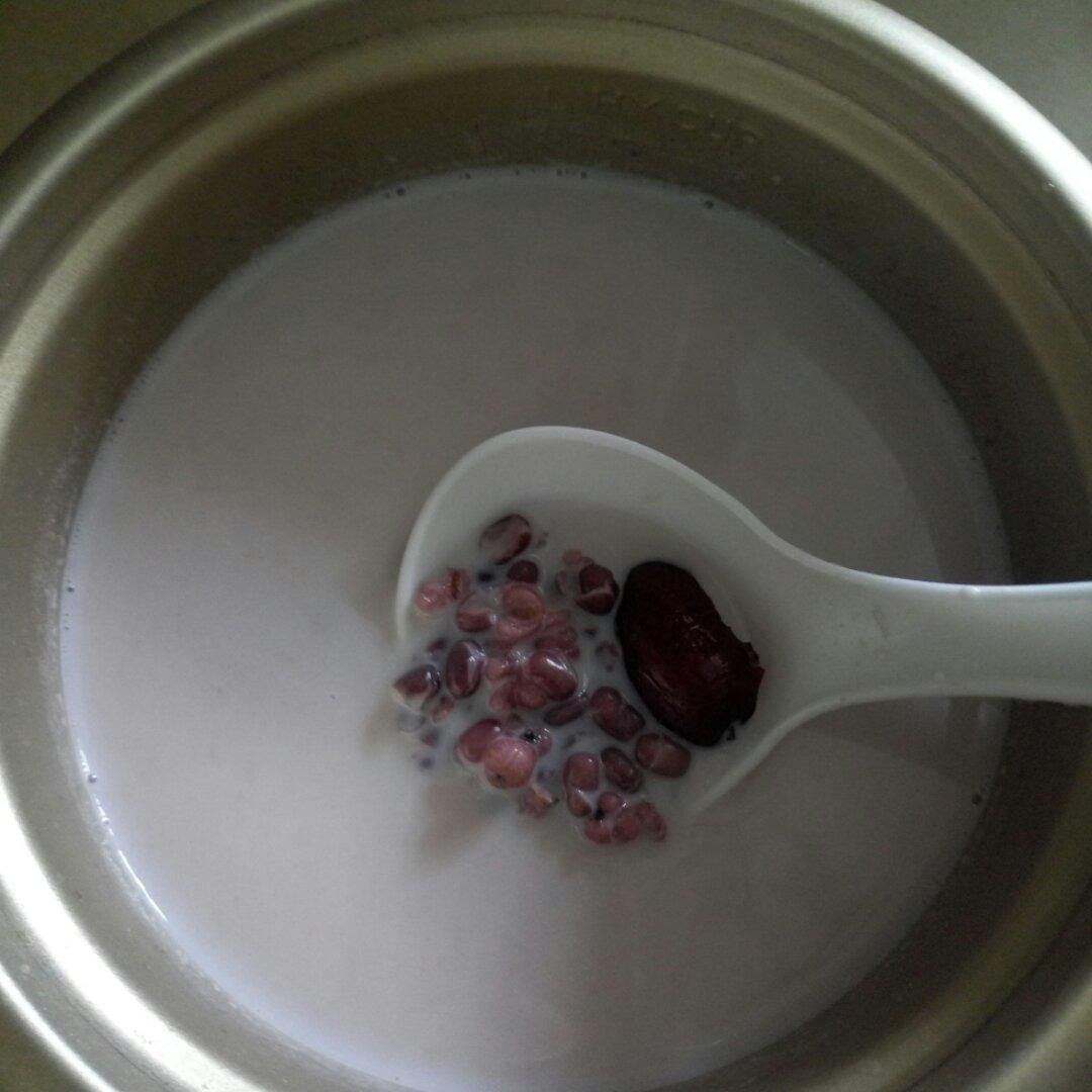 红枣红豆薏仁牛奶粥