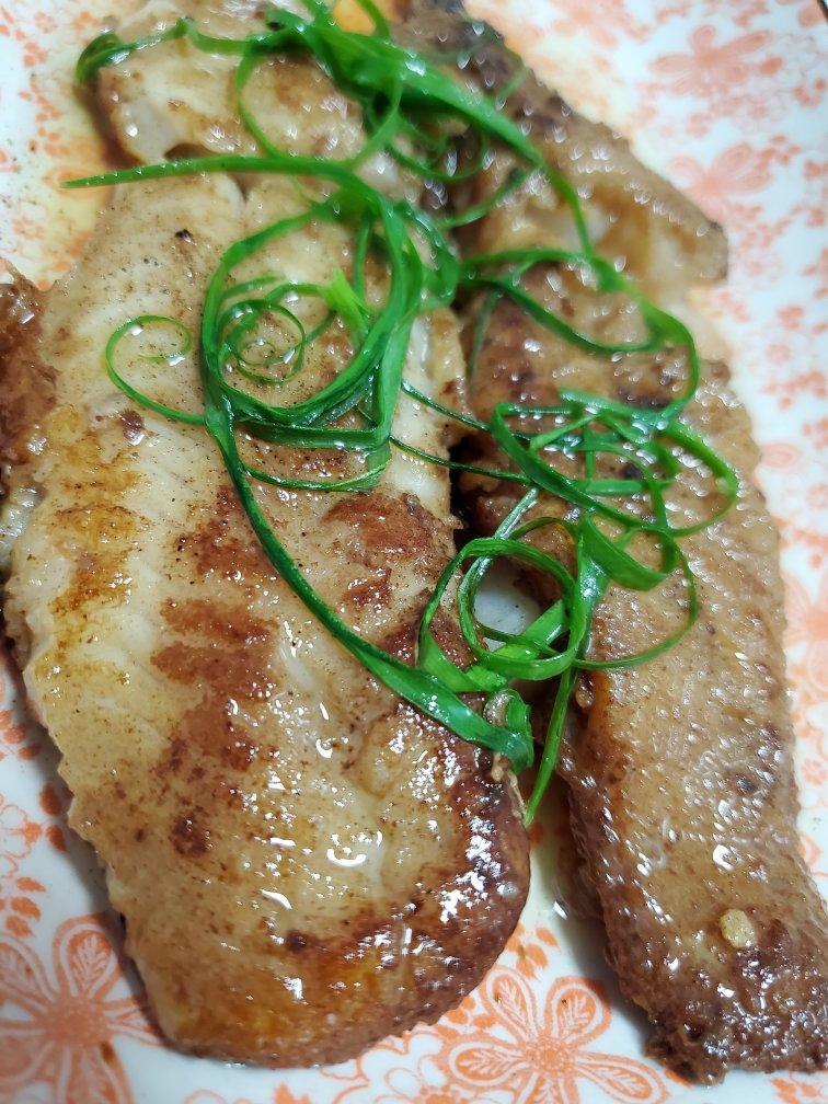 香煎两条快乐巴沙鱼柳