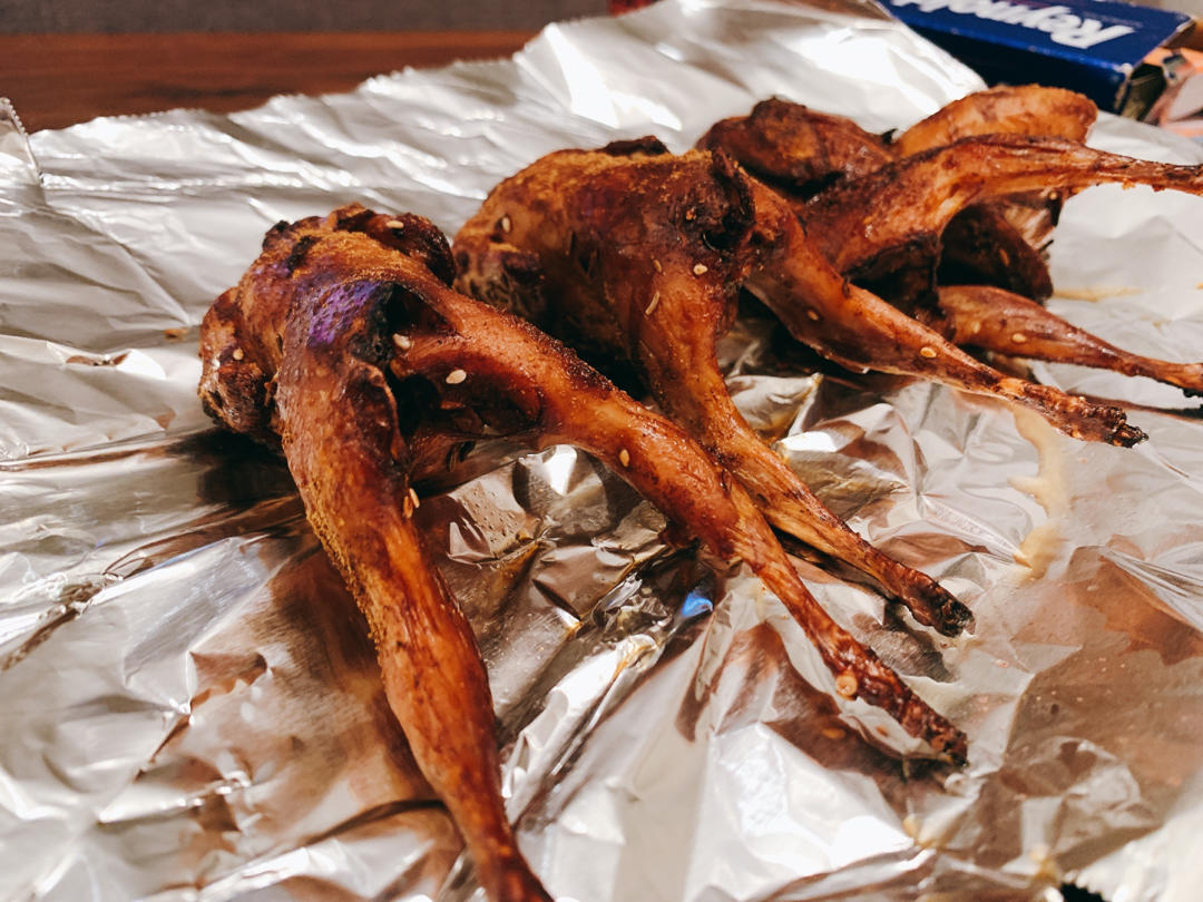 鱼小慢做的香喷喷的脆皮烤鹌鹑